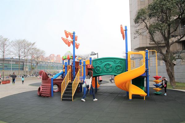 星河親子公園：【桃園中壢景點】星河親子公園~以「太陽系行星」為主題，結合兒童之遊戲空間，有三大類的遊樂設施