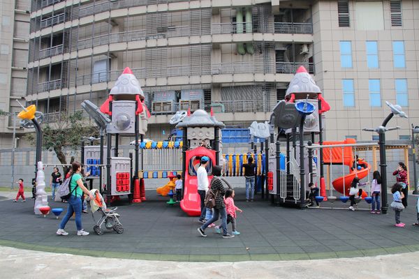 星河親子公園：【桃園中壢景點】星河親子公園~以「太陽系行星」為主題，結合兒童之遊戲空間，有三大類的遊樂設施