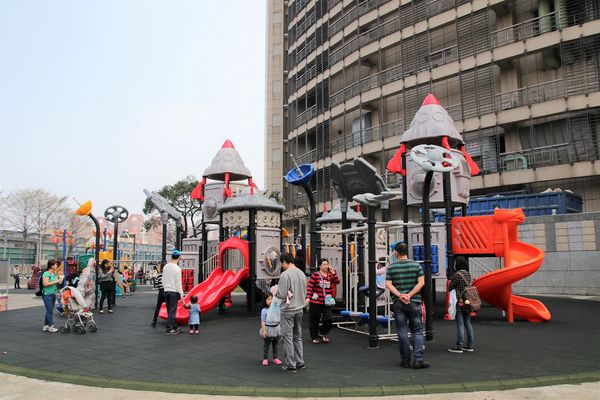 星河親子公園：【桃園中壢景點】星河親子公園~以「太陽系行星」為主題，結合兒童之遊戲空間，有三大類的遊樂設施