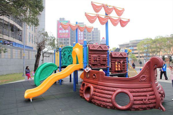 星河親子公園：【桃園中壢景點】星河親子公園~以「太陽系行星」為主題，結合兒童之遊戲空間，有三大類的遊樂設施