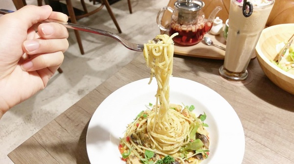 玫瑰聚 Rose to Table:玫瑰聚 Rose to Table-巷弄內也能挖到寶 寬敞明亮的空間 搭配上精緻美味的餐點 不用花大把鈔票就能擁有高cp值的一餐 讓人想再訪