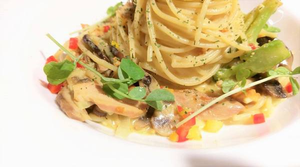 玫瑰聚 Rose to Table:玫瑰聚 Rose to Table-巷弄內也能挖到寶 寬敞明亮的空間 搭配上精緻美味的餐點 不用花大把鈔票就能擁有高cp值的一餐 讓人想再訪