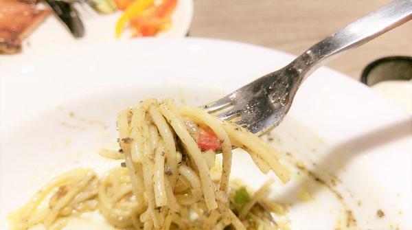 玫瑰聚 Rose to Table:玫瑰聚 Rose to Table-巷弄內也能挖到寶 寬敞明亮的空間 搭配上精緻美味的餐點 不用花大把鈔票就能擁有高cp值的一餐 讓人想再訪