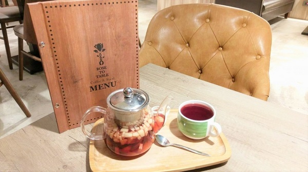 玫瑰聚 Rose to Table：玫瑰聚 Rose to Table-巷弄內也能挖到寶 寬敞明亮的空間  搭配上精緻美味的餐點  不用花大把鈔票就能擁有高cp值的一餐  讓人想再訪