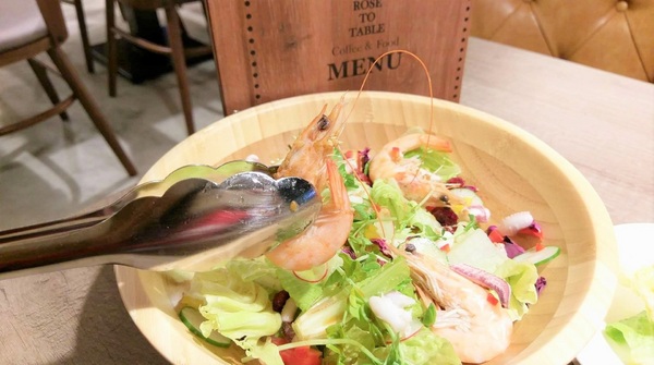 玫瑰聚 Rose to Table:玫瑰聚 Rose to Table-巷弄內也能挖到寶 寬敞明亮的空間 搭配上精緻美味的餐點 不用花大把鈔票就能擁有高cp值的一餐 讓人想再訪