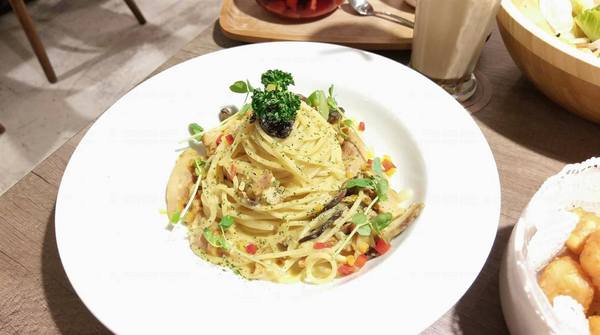 玫瑰聚 Rose to Table:玫瑰聚 Rose to Table-巷弄內也能挖到寶 寬敞明亮的空間 搭配上精緻美味的餐點 不用花大把鈔票就能擁有高cp值的一餐 讓人想再訪