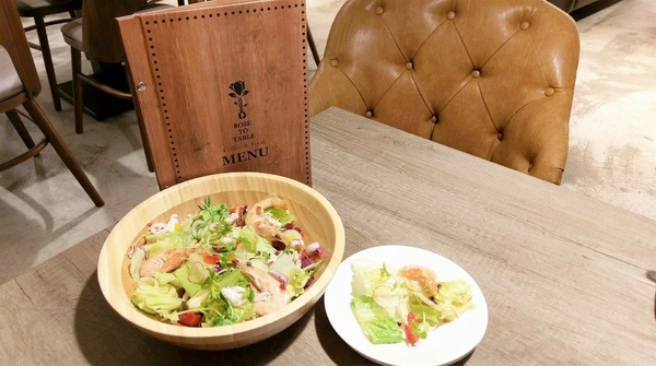 玫瑰聚 Rose to Table：玫瑰聚 Rose to Table-巷弄內也能挖到寶 寬敞明亮的空間  搭配上精緻美味的餐點  不用花大把鈔票就能擁有高cp值的一餐  讓人想再訪