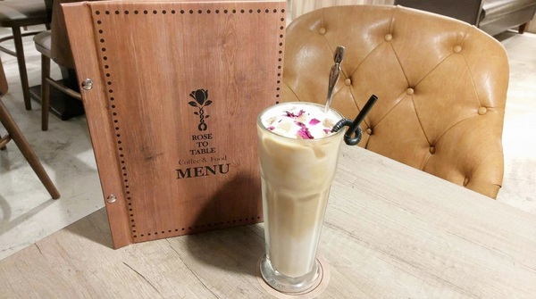 玫瑰聚 Rose to Table:玫瑰聚 Rose to Table-巷弄內也能挖到寶 寬敞明亮的空間 搭配上精緻美味的餐點 不用花大把鈔票就能擁有高cp值的一餐 讓人想再訪