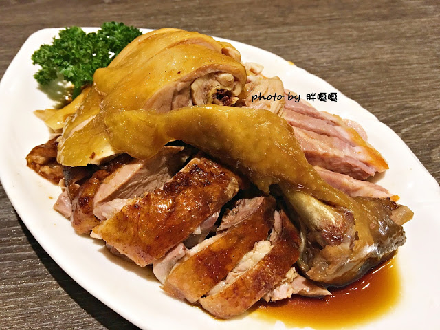 【台中 南屯】品心港式飲茶👉👉👉公益路上,環境舒服,有推車服務,餐點無雷,還有爆炸好吃的黃金流沙包,你不來吃吃看真的會後悔哦~~