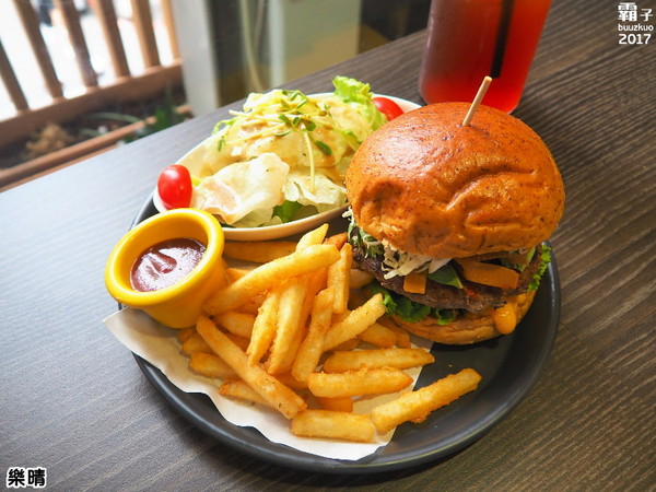 樂晴brunch&pasta：樂晴THE CHING，逢甲美式餐廳，香酥魷魚圈涮嘴~