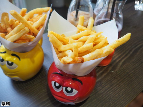 樂晴brunch&pasta：樂晴THE CHING，逢甲美式餐廳，香酥魷魚圈涮嘴~