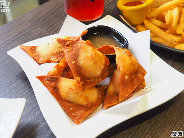 樂晴brunch&pasta：樂晴THE CHING，逢甲美式餐廳，香酥魷魚圈涮嘴~