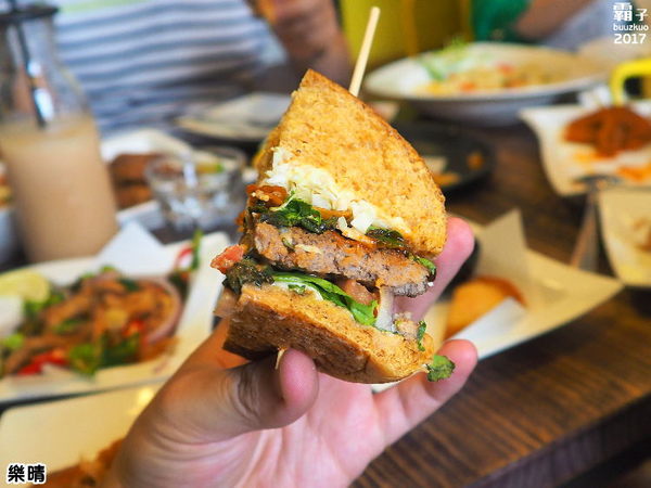 樂晴brunch&pasta：樂晴THE CHING，逢甲美式餐廳，香酥魷魚圈涮嘴~