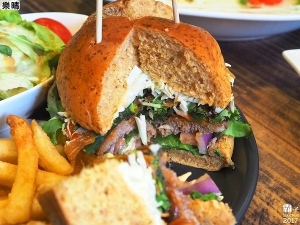 樂晴brunch&pasta：樂晴THE CHING，逢甲美式餐廳，香酥魷魚圈涮嘴~