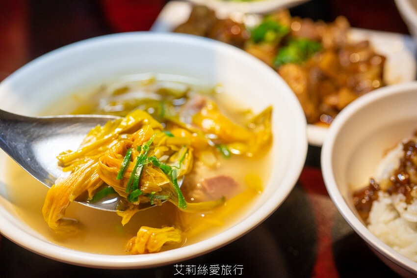 傳承60年巷子內經典美味!台北超人氣排隊魯肉飯,國宴指定國民小吃,一開店就大排大龍,晚來吃不到哦...