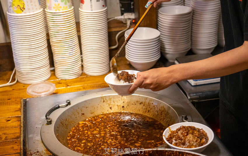 傳承60年巷子內經典美味!台北超人氣排隊魯肉飯,國宴指定國民小吃,一開店就大排大龍,晚來吃不到哦...