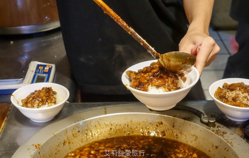 傳承60年巷子內經典美味!台北超人氣排隊魯肉飯,國宴指定國民小吃,一開店就大排大龍,晚來吃不到哦...