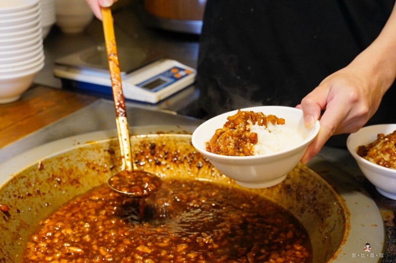 大稻埕魯肉飯 飄香60年的黑金魯肉飯尬上蛋黃哥 簡直邪惡爆棚呀！