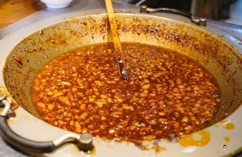 大稻埕魯肉飯 飄香60年的黑金魯肉飯尬上蛋黃哥 簡直邪惡爆棚呀！