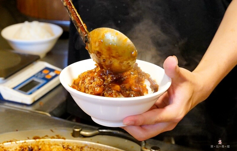 大稻埕魯肉飯 飄香60年的黑金魯肉飯尬上蛋黃哥 簡直邪惡爆棚呀！