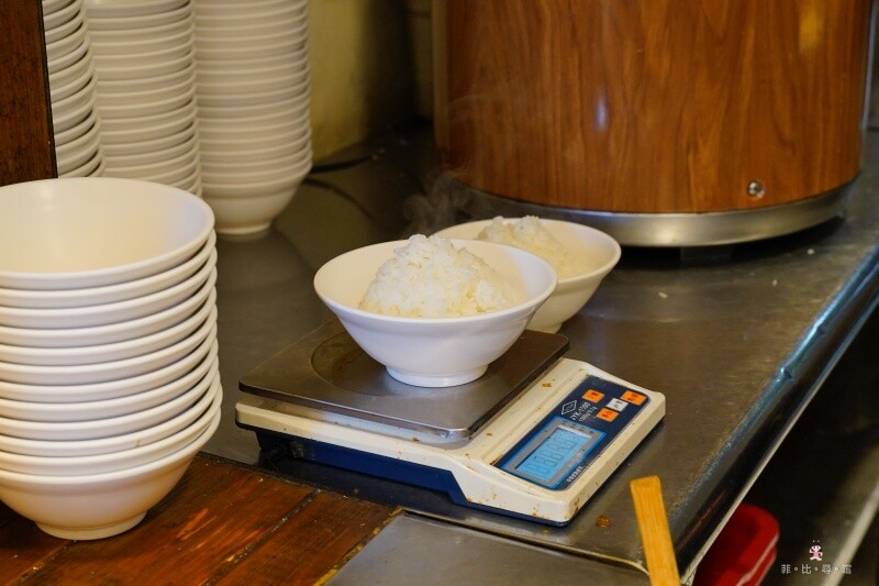 大稻埕魯肉飯 飄香60年的黑金魯肉飯尬上蛋黃哥 簡直邪惡爆棚呀！