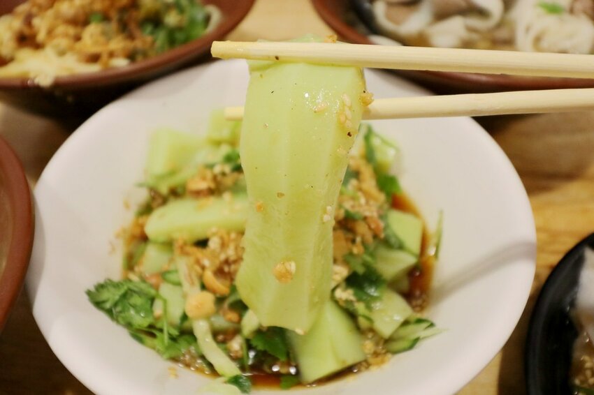 來這裡要先唱首國旗歌才能吃米干.鋪天蓋地的青天白日滿地紅國旗超有特色.異國風銅板小吃.中壢米干專賣店推