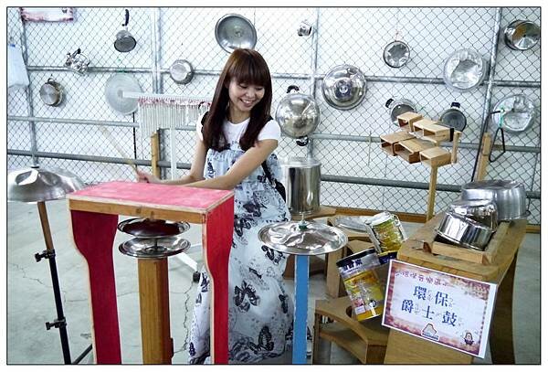 來這裡要先唱首國旗歌才能吃米干.鋪天蓋地的青天白日滿地紅國旗超有特色.異國風銅板小吃.中壢米干專賣店推