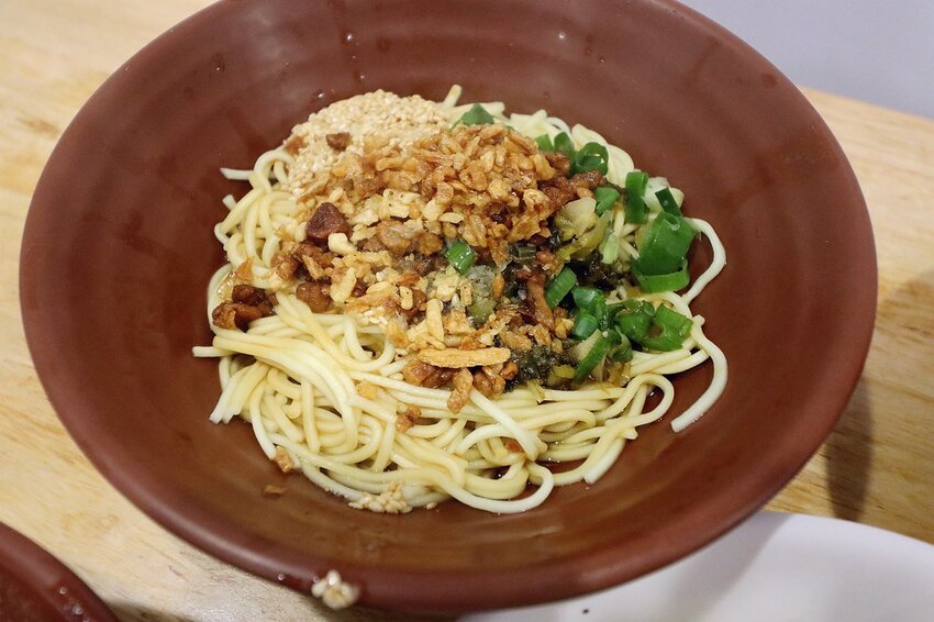 來這裡要先唱首國旗歌才能吃米干.鋪天蓋地的青天白日滿地紅國旗超有特色.異國風銅板小吃.中壢米干專賣店推