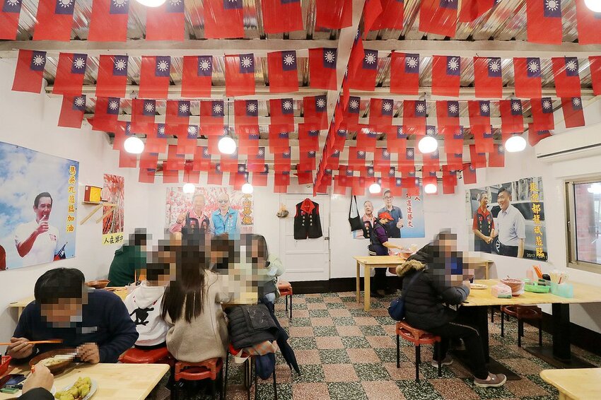 來這裡要先唱首國旗歌才能吃米干.鋪天蓋地的青天白日滿地紅國旗超有特色.異國風銅板小吃.中壢米干專賣店推