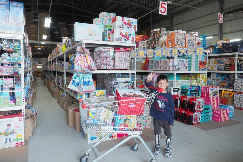 來這裡要先唱首國旗歌才能吃米干.鋪天蓋地的青天白日滿地紅國旗超有特色.異國風銅板小吃.中壢米干專賣店推