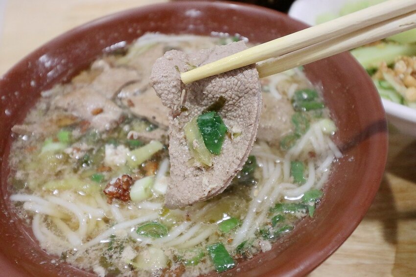 來這裡要先唱首國旗歌才能吃米干.鋪天蓋地的青天白日滿地紅國旗超有特色.異國風銅板小吃.中壢米干專賣店推