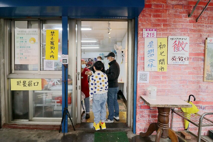 來這裡要先唱首國旗歌才能吃米干.鋪天蓋地的青天白日滿地紅國旗超有特色.異國風銅板小吃.中壢米干專賣店推