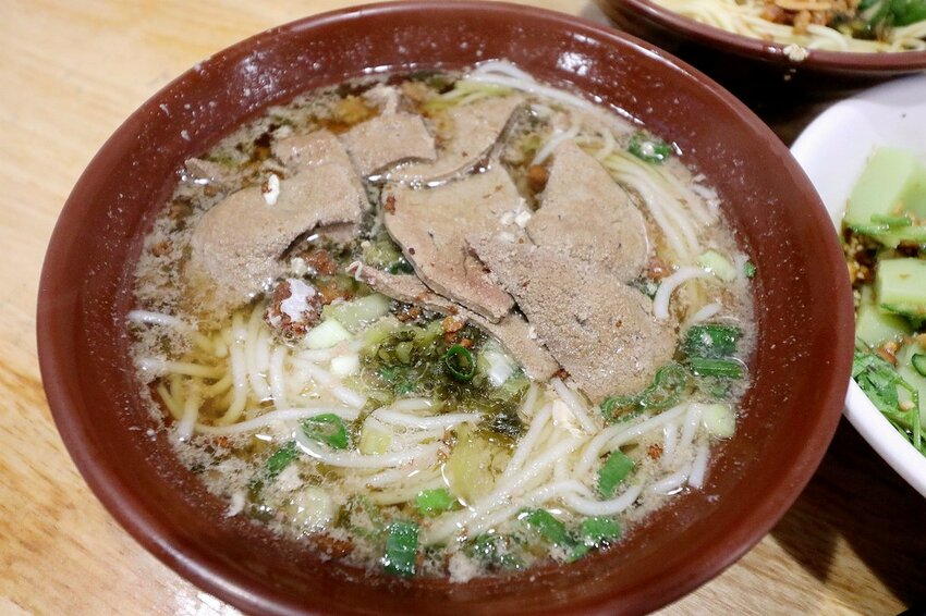 來這裡要先唱首國旗歌才能吃米干.鋪天蓋地的青天白日滿地紅國旗超有特色.異國風銅板小吃.中壢米干專賣店推