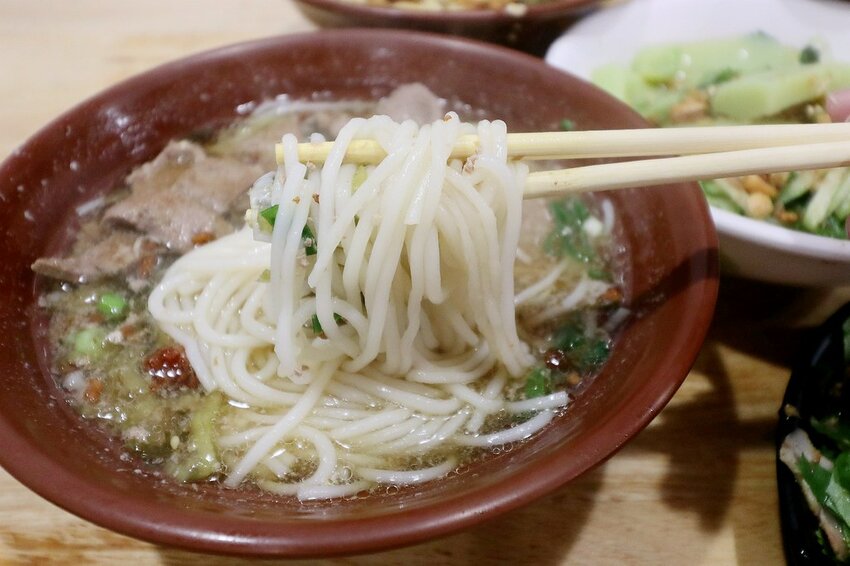 來這裡要先唱首國旗歌才能吃米干.鋪天蓋地的青天白日滿地紅國旗超有特色.異國風銅板小吃.中壢米干專賣店推