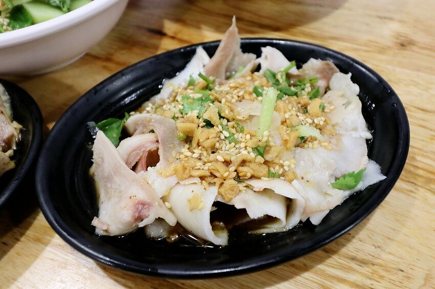 來這裡要先唱首國旗歌才能吃米干.鋪天蓋地的青天白日滿地紅國旗超有特色.異國風銅板小吃.中壢米干專賣店推