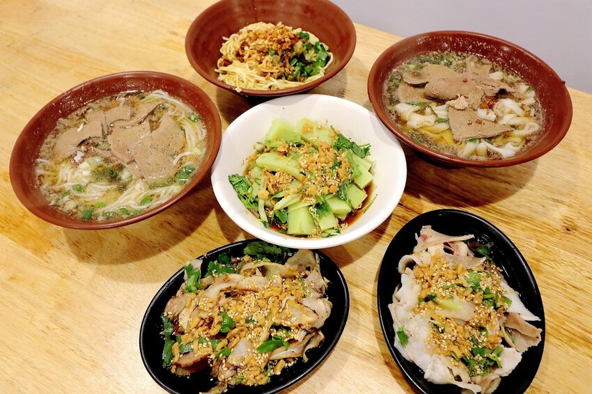 來這裡要先唱首國旗歌才能吃米干.鋪天蓋地的青天白日滿地紅國旗超有特色.異國風銅板小吃.中壢米干專賣店推