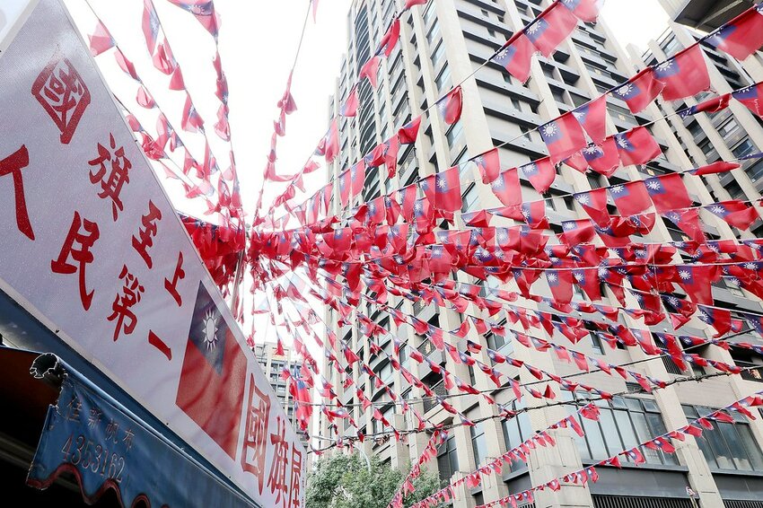 來這裡要先唱首國旗歌才能吃米干.鋪天蓋地的青天白日滿地紅國旗超有特色.異國風銅板小吃.中壢米干專賣店推