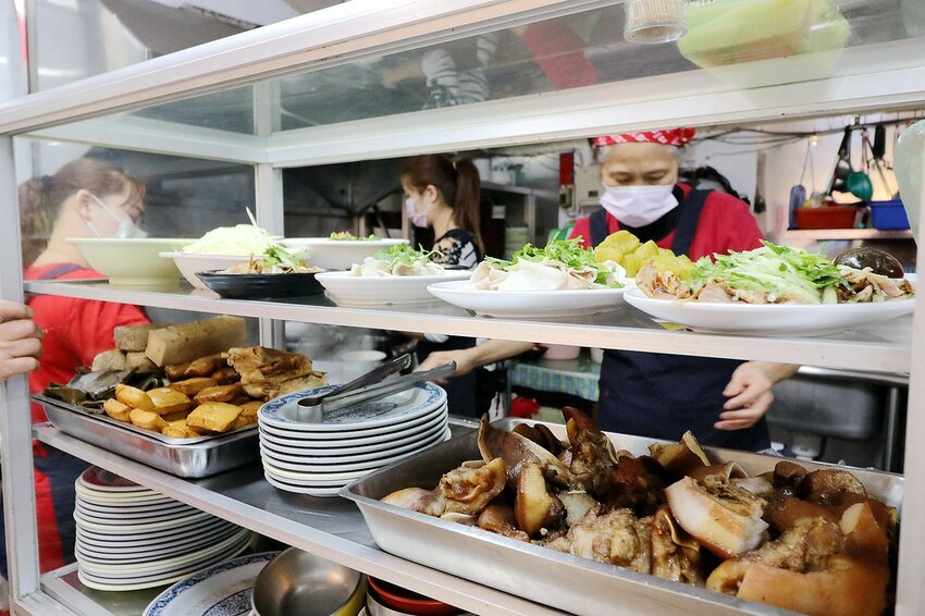 來這裡要先唱首國旗歌才能吃米干.鋪天蓋地的青天白日滿地紅國旗超有特色.異國風銅板小吃.中壢米干專賣店推