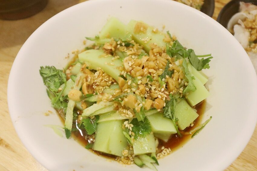 來這裡要先唱首國旗歌才能吃米干.鋪天蓋地的青天白日滿地紅國旗超有特色.異國風銅板小吃.中壢米干專賣店推