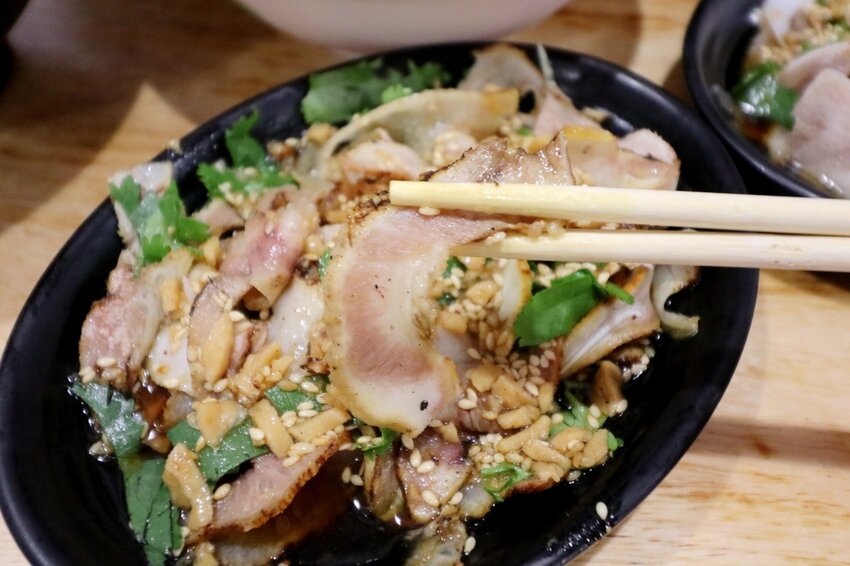 來這裡要先唱首國旗歌才能吃米干.鋪天蓋地的青天白日滿地紅國旗超有特色.異國風銅板小吃.中壢米干專賣店推