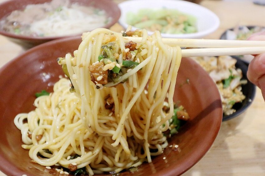 來這裡要先唱首國旗歌才能吃米干.鋪天蓋地的青天白日滿地紅國旗超有特色.異國風銅板小吃.中壢米干專賣店推