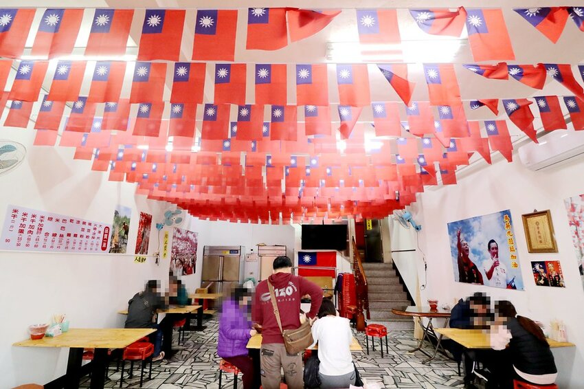 來這裡要先唱首國旗歌才能吃米干.鋪天蓋地的青天白日滿地紅國旗超有特色.異國風銅板小吃.中壢米干專賣店推