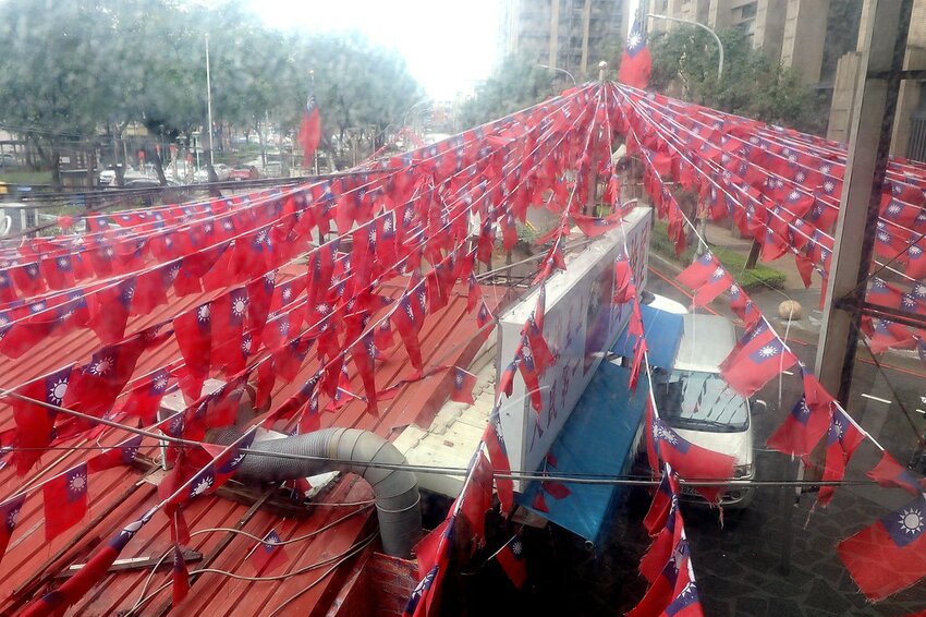 來這裡要先唱首國旗歌才能吃米干.鋪天蓋地的青天白日滿地紅國旗超有特色.異國風銅板小吃.中壢米干專賣店推