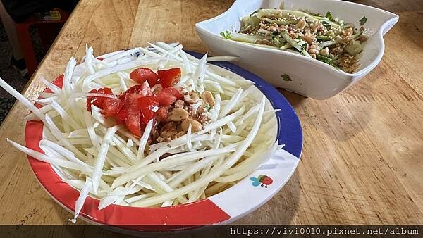 桃園.中壢-滿滿國旗的雲南美食，綜合米干、豌豆粉、大薄片，排隊等待也值得