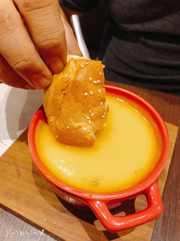 Together Cafe,下午茶,午餐,台北永康商圈咖啡,咖啡,晚餐,東門捷運站,東門站,永康街,永康街咖啡,永康街美食,美食,聚會推薦,蜜糖吐司,超值,輕食 @跟著Julie一起走吧