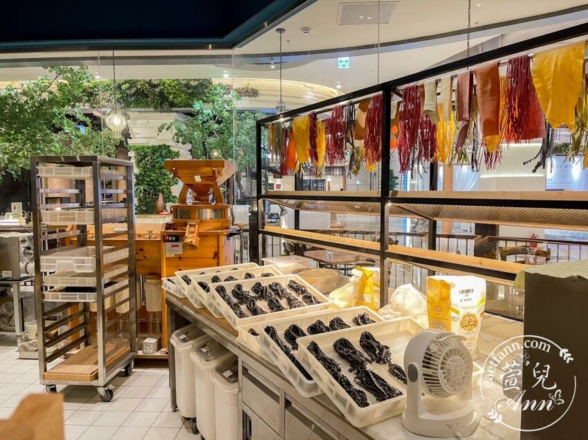 桃園美食|Molino手工義大利麵工場 石臼鮮麥現磨現做手工義大利麵 義大利鄉村風格約會聚餐推薦 大江國際購物中心逛街 - 萱兒Ann玩樂生活