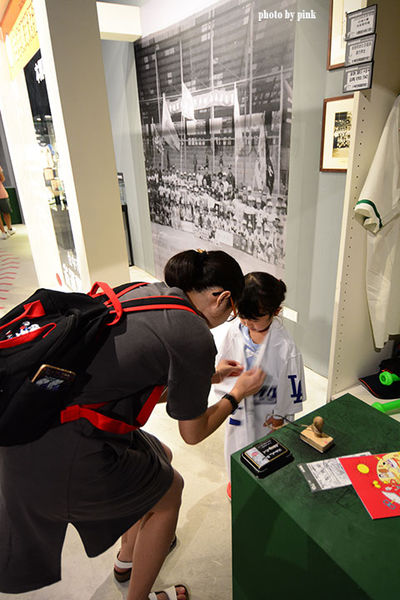 【台中新景點】棒球故事館/洲際棒球文創園區。親子同遊好去處,小型棒球場賽事直播超好玩!