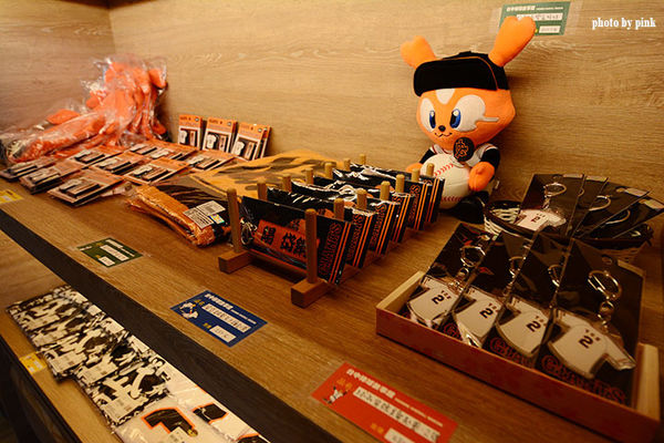 【台中新景點】棒球故事館/洲際棒球文創園區。親子同遊好去處,小型棒球場賽事直播超好玩!