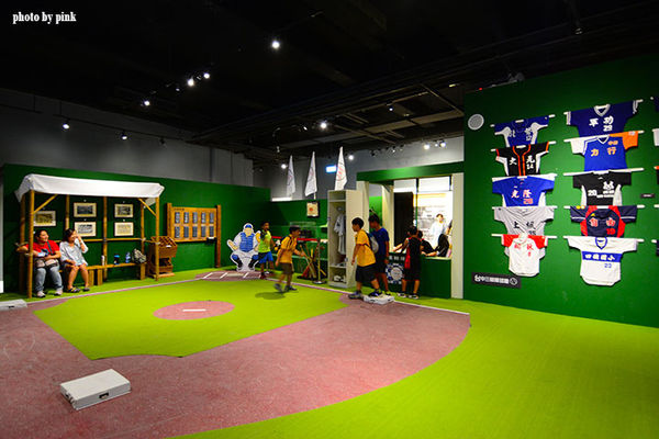 【台中新景點】棒球故事館/洲際棒球文創園區。親子同遊好去處,小型棒球場賽事直播超好玩!