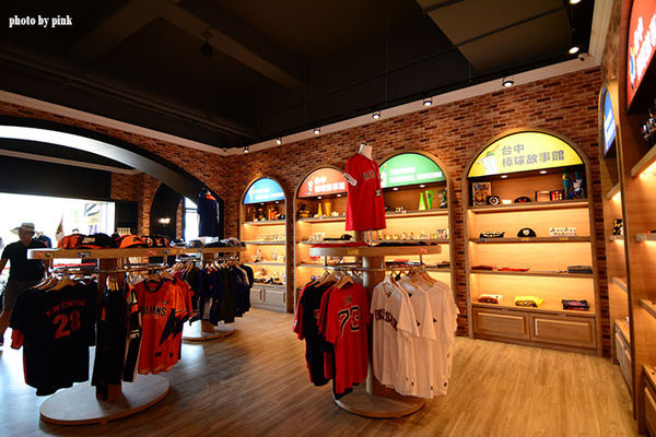 【台中新景點】棒球故事館/洲際棒球文創園區。親子同遊好去處,小型棒球場賽事直播超好玩!